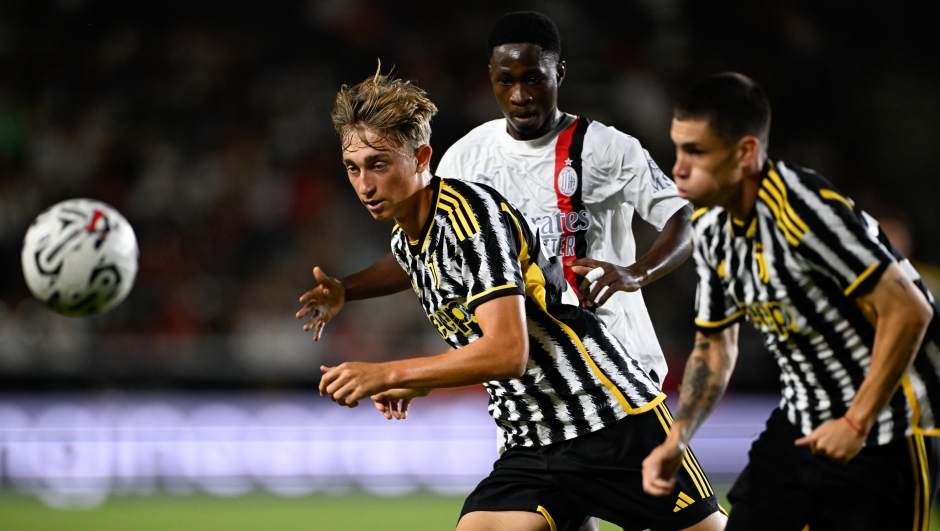 CARSON, CALIFORNIA - JULY 27: Dean Huijsen (L) #37 of Juventus goes for the ball during the pre-season friendly match against AC Milan at Dignity Health Sports Park on July 27, 2023 in Carson, California. (Photo by Daniele Badolato - Juventus FC/Juventus FC via Getty Images)