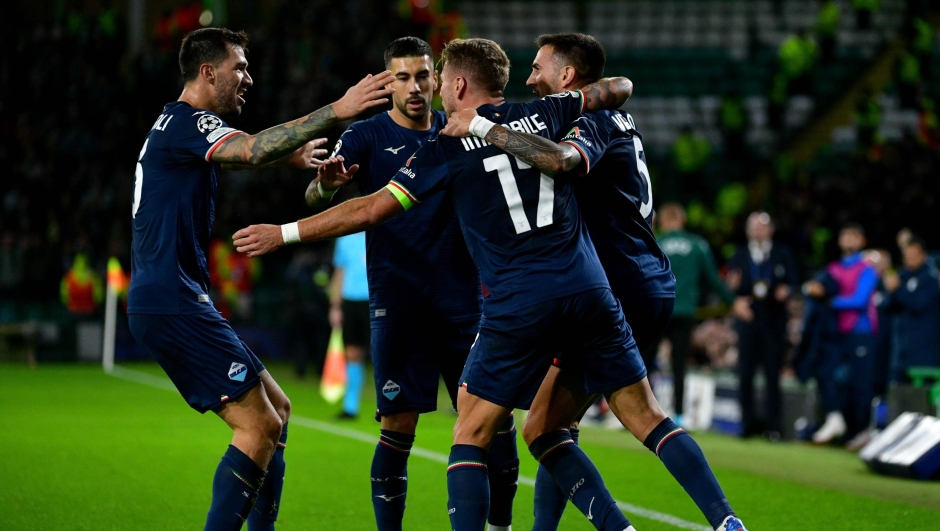 GLASGOW, SCOTLAND - OCTOBER 04: Matias Vecino of SS Lazio celebrates with teammates after scoring the team's first goal during the UEFA Champions League match between Celtic FC and SS Lazio at Celtic Park Stadium on October 04, 2023 in Glasgow, Scotland. (Photo by Marco Rosi - SS Lazio/Getty Images)