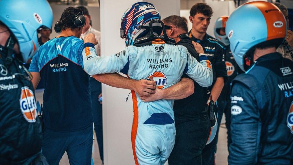 Logan Sargeant aiutato dai meccanici dopo il ritiro in Qatar. Instagram @WilliamsRacing