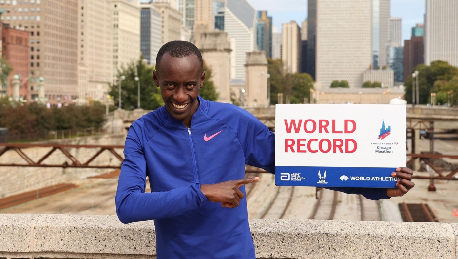 CHICAGO, ILLINOIS - OCTOBER 08: Kelvin Kiptum of Kenya poses for a portrait after setting a world record marathon time of 2:00.35 during the 2023 Chicago Marathon on October 08, 2023 in Chicago, Illinois.   Michael Reaves/Getty Images/AFP (Photo by Michael Reaves / GETTY IMAGES NORTH AMERICA / Getty Images via AFP)