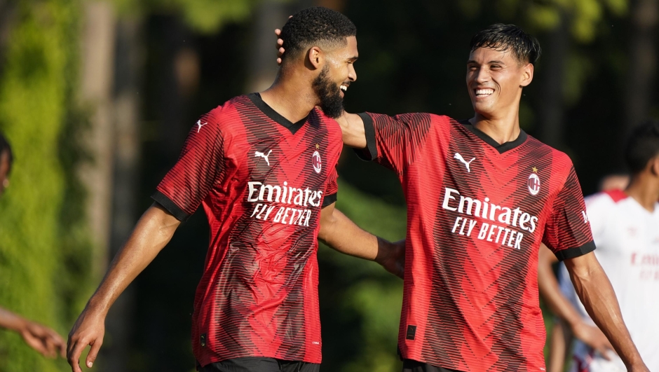 CAIRATE, ITALY - AUGUST 12: (L-R) Ruben Loftus-Cheek and Tijjani Reijnders of AC Milan celebrate during competes for the ball during the match between AC Milan and Ess pre-season friendly at Milanello on August 12, 2023 in Cairate, Italy. (Photo by Pier Marco Tacca/AC Milan via Getty Images)