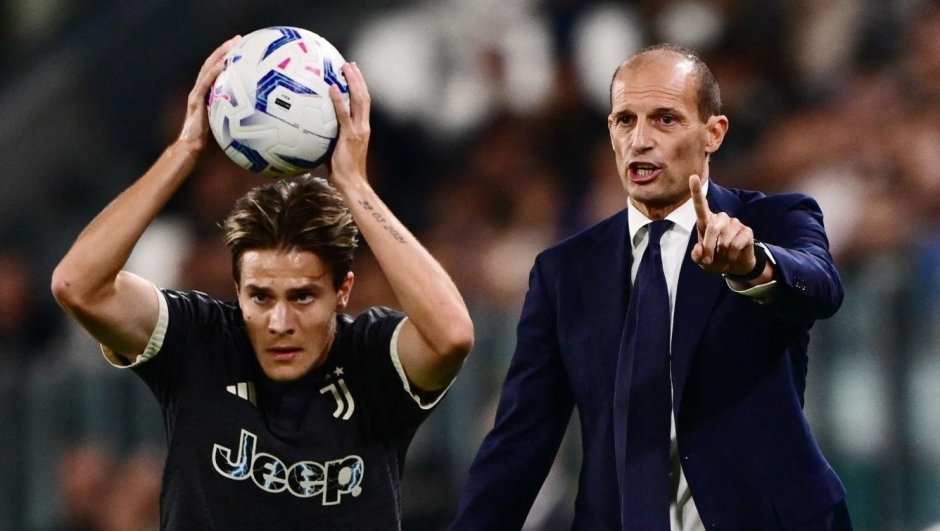Juventus Italian coach Massimiliano Allegri gestures as Juventus Italian forward Nicolo Fagioli  (L) throws the ball into the pitch during the Italian Serie A football match Juventus vs Lecce on September 26, 2023, at the Allianz Stadium in Turin. (Photo by MARCO BERTORELLO / AFP)