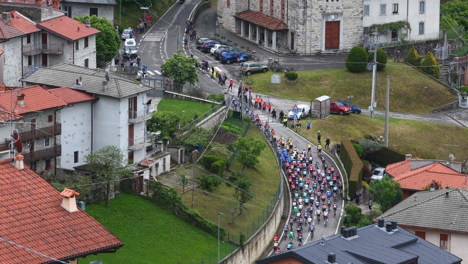 Riders of the pack cycle in the ascent of the Valico di Valcava pass during the fifteenth stage of the Giro d'Italia 2023 cycling race, 195 km between Seregno and Bergamo, on May 21, 2023. (Photo by Luca Bettini / AFP)