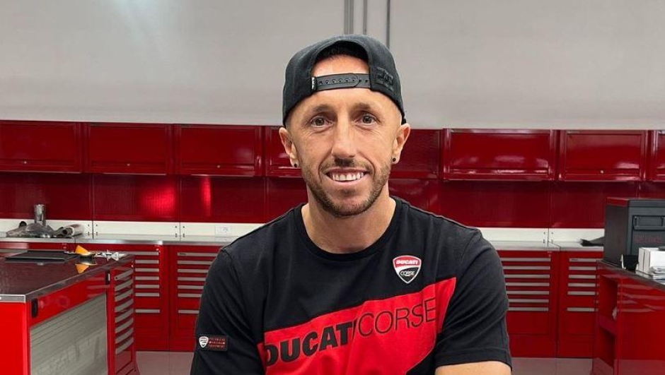 Antonio Cairoli, 38 anni, mostra la divisa Ducati (Instagram)