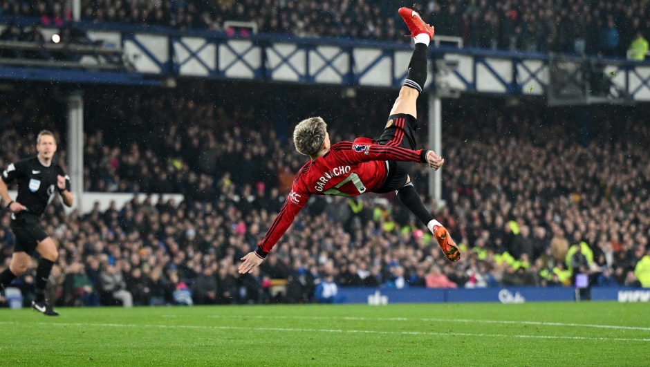 LIVERPOOL, ENGLAND - NOVEMBER 26: Alejandro Garnacho of Manchester United scores the team's first goal the Premier League match between Everton FC and Manchester United at Goodison Park on November 26, 2023 in Liverpool, England. (Photo by Shaun Botterill/Getty Images) *BESTPIX*