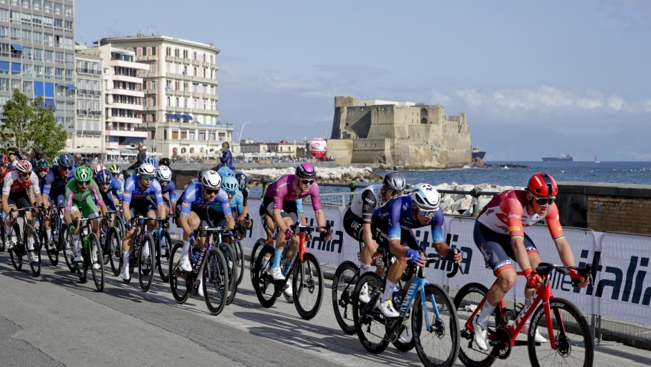 Cyclists in action during the sixth stage of the 2023 Giro d'Italia cycling race over 162 km from Napoli to Napoli, Italy, 11 May 2023. 
ANSA/CIRO FUSCO