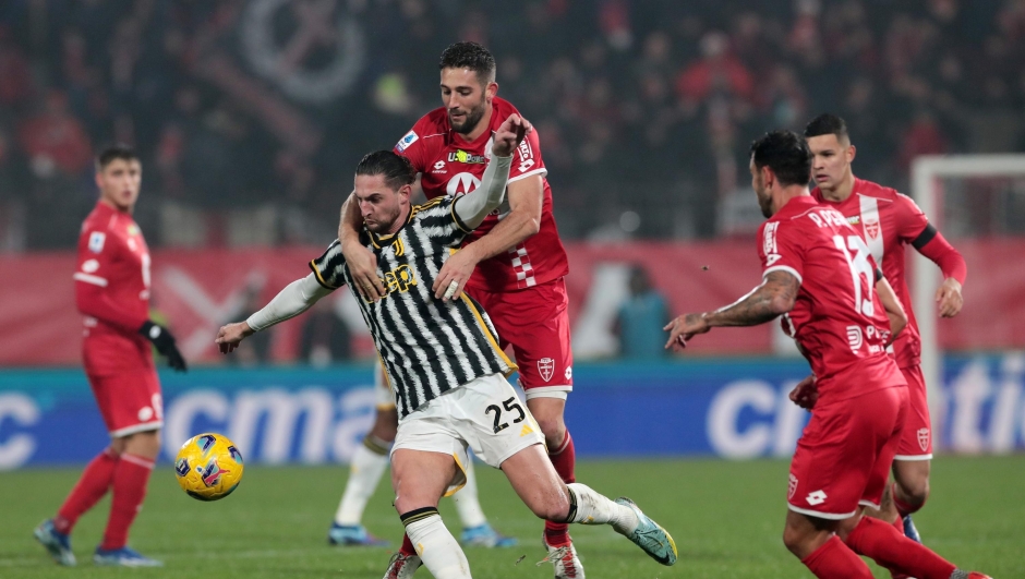 MONZA, ITALY - DECEMBER 01: Roberto Gagliardini of AC Monza challenges for the ball with Adrien Rabiot of Juventus during the Serie A TIM match between AC Monza and Juventus at U-Power Stadium on December 01, 2023 in Monza, Italy. (Photo by Emilio Andreoli/Getty Images)