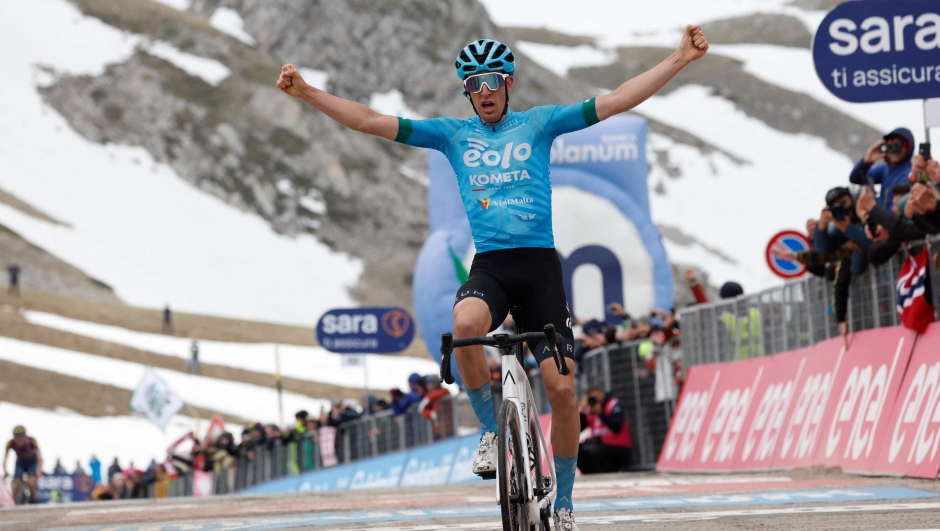 TOPSHOT - EOLO-Kometa's Italian rider Davide Bais celebrates as he crosses the finish line to win the seventh stage of the Giro d'Italia 2023 cycling race, 218 km between Capua and Gran Sasso d'Italia, on May 12, 2023. (Photo by Luca BETTINI / AFP)