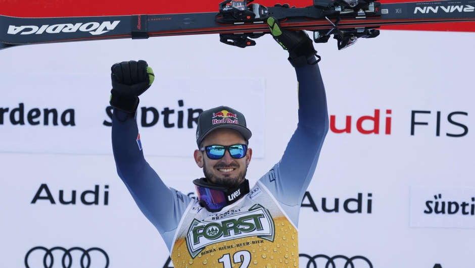 The winner Italy's Dominik Paris celebrates after an alpine ski, men's World Cup downhill race, in Val Gardena, Italy, Saturday, Dec. 16, 2023. (AP Photo/Alessandro Trovati)