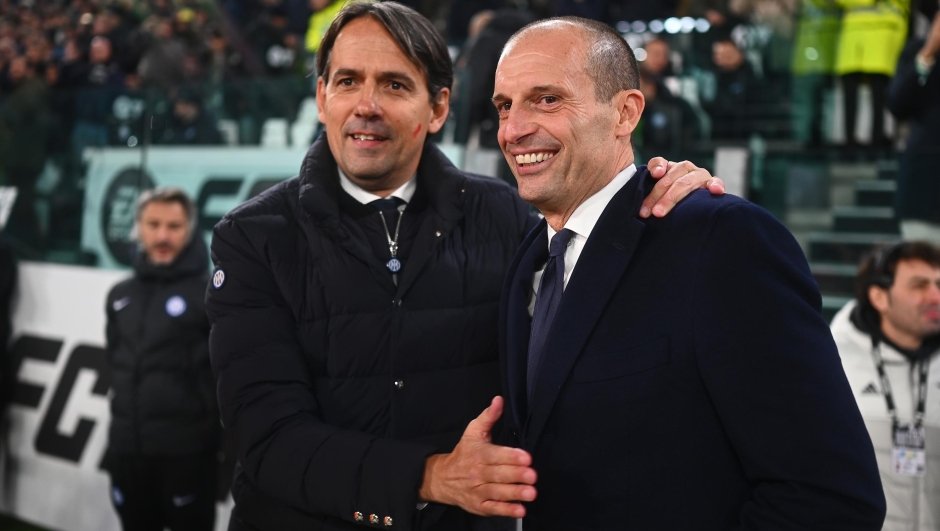 TURIN, ITALY - NOVEMBER 26:  (L-R) Head coach of FC Internazionale, Simone Inzaghi shakes hands with head coach of Juventus, Massimiliano Allegri before the Serie A TIM match between Juventus and FC Internazionale at  on November 26, 2023 in Turin, Italy. (Photo by Mattia Ozbot - Inter/Inter via Getty Images)