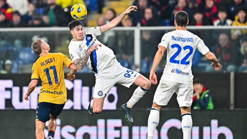 GENOA, ITALY - DECEMBER 29: Albert Gudmundsson of Genoa (left) and Alessandro Bastoni of Inter vie for the ball during the Serie A TIM match between Genoa CFC and FC Internazionale at Stadio Luigi Ferraris on December 29, 2023 in Genoa, Italy. (Photo by Simone Arveda/Getty Images)