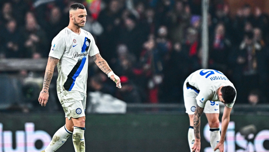 GENOA, ITALY - DECEMBER 29: Marko Arnautovic (left) and Alessandro Bastoni of Inter react with disappointment after Radu Dragusin of Genoa has scored a goal during the Serie A TIM match between Genoa CFC and FC Internazionale at Stadio Luigi Ferraris on December 29, 2023 in Genoa, Italy. (Photo by Simone Arveda/Getty Images)
