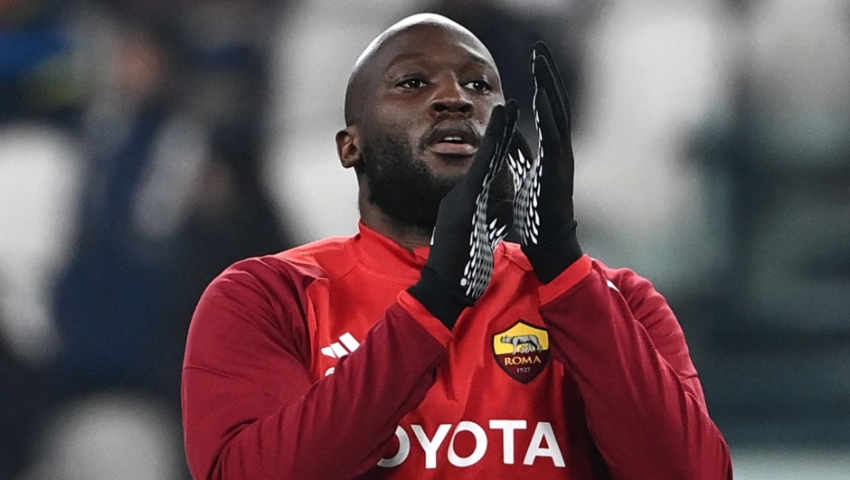 Roma's Belgian forward #90 Romelu Lukaku warms up ahead of the Italian Serie A football match between Juventus and Roma at the Allianz Stadium in Turin, on December 30, 2023. (Photo by Isabella BONOTTO / AFP)
