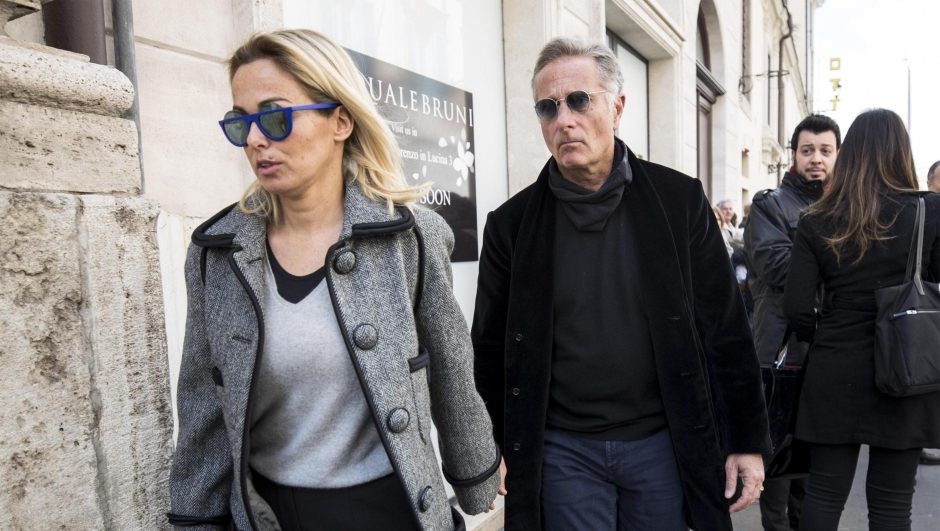 Paolo Bonolis con la moglie, Sonia Bruganelli, dopo i funerali di Fabrizio Frizzi davanti la chiesa degli Artisti a Piazza del Popolo 28 marzo 2018 a Roma. ANSA/MASSIMO PERCOSSI
