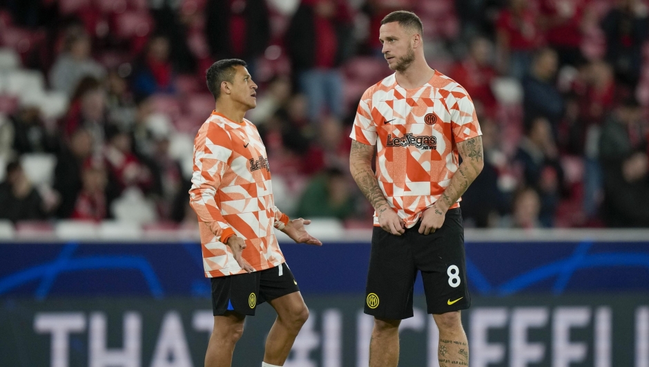Inter Milan's Alexis Sanchez, left, talks with Inter Milan's Marko Arnautovic during a warm up prior to the start of the Champions League group D soccer match between SL Benfica and Inter Milano at the Luz stadium in Lisbon, Wednesday, Nov. 29, 2023. (AP Photo/Armando Franca)