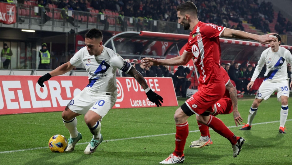 FC Inter's forward Lautaro Martínez in action against AC Monza's mildfielder Roberto Gagliardini during the Italian Serie A soccer match between AC Monza and FC Inter at U-Power Stadium in Monza, Italy, 13 January 2024. ANSA / ROBERTO BREGANI