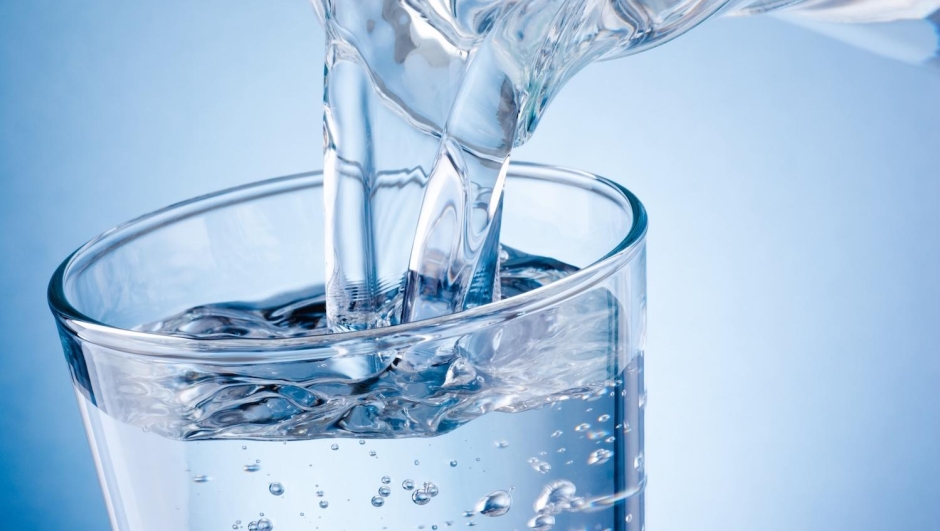 8 bicchieri d'acqua al giorno? No, ecco quanto devi bere veramente