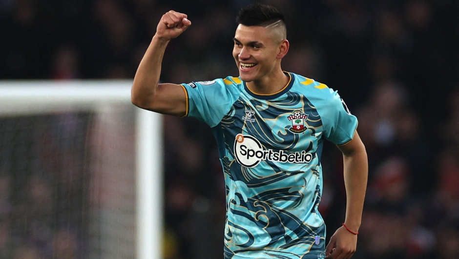 Southampton's Argentinian midfielder Carlos Alcaraz celebrates after scoring the early opening goal during the English Premier League football match between Arsenal and Southampton at the Emirates Stadium in London on April 21, 2023. (Photo by Adrian DENNIS / AFP) / RESTRICTED TO EDITORIAL USE. No use with unauthorized audio, video, data, fixture lists, club/league logos or 'live' services. Online in-match use limited to 120 images. An additional 40 images may be used in extra time. No video emulation. Social media in-match use limited to 120 images. An additional 40 images may be used in extra time. No use in betting publications, games or single club/league/player publications. /
