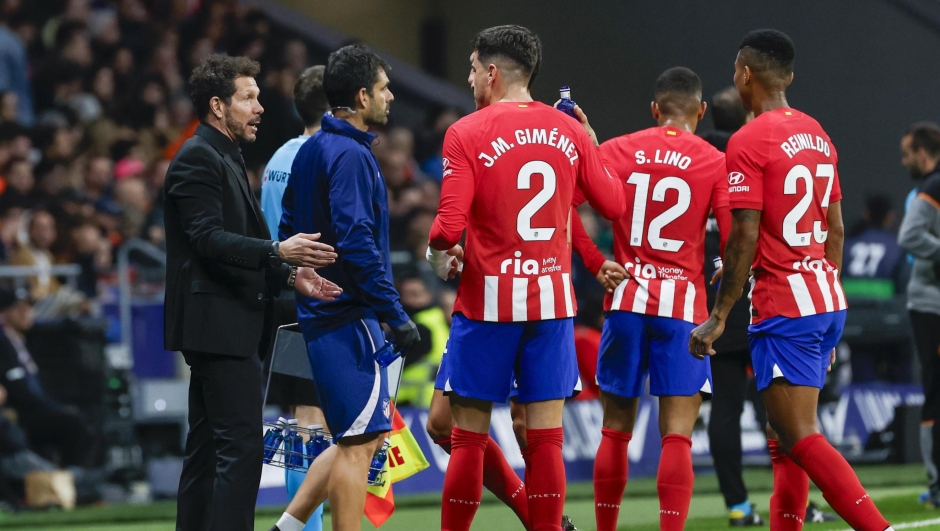 epa11111537 Atletico Madrid's head coach Diego 'Cholo' Simeone (L) gives instructions to his players during the Spanish LaLiga soccer match between Atletico Madrid and Valencia CF, in Madrid, Spain, 28 January 2024.  EPA/Chema Moya