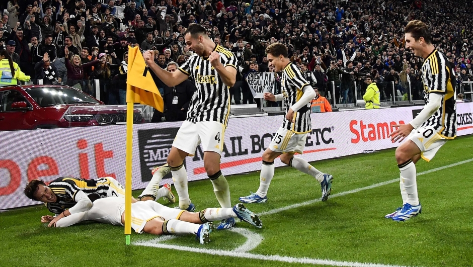 TURIN, ITALY - OCTOBER 28: Andrea Cambiaso of Juventus celebrates after scoring his team's first goal with teammates Federico Chiesa, Federico Gatti, Kenan Yildiz and Fabio Miretti during the Serie A TIM match between Juventus and Hellas Verona FC at Allianz Stadium on October 28, 2023 in Turin, Italy. (Photo by Stefano Guidi - Juventus FC/Juventus FC via Getty Images)