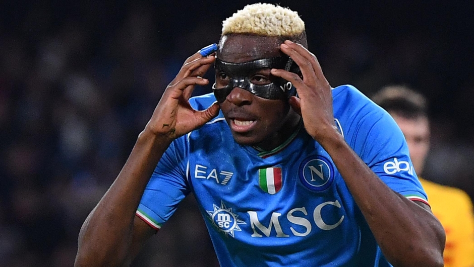 TOPSHOT - Napoli's Nigerian forward #09 Victor Osimhen celebrates after scoring a goal during the UEFA Champions League round of 16 first Leg football match between Napoli and Barcelona at the Diego-Armando-Maradona stadium in Naples on February 21, 2024. (Photo by Tiziana FABI / AFP)