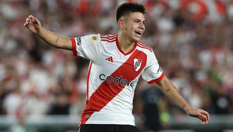 River Plate's midfielder Claudio Echeverri gestures after missing a chance of goal against Banfield during the Argentine Professional Football League Cup 2024 match at El Monumental stadium in Buenos Aires on February 18, 2024. (Photo by ALEJANDRO PAGNI / AFP)