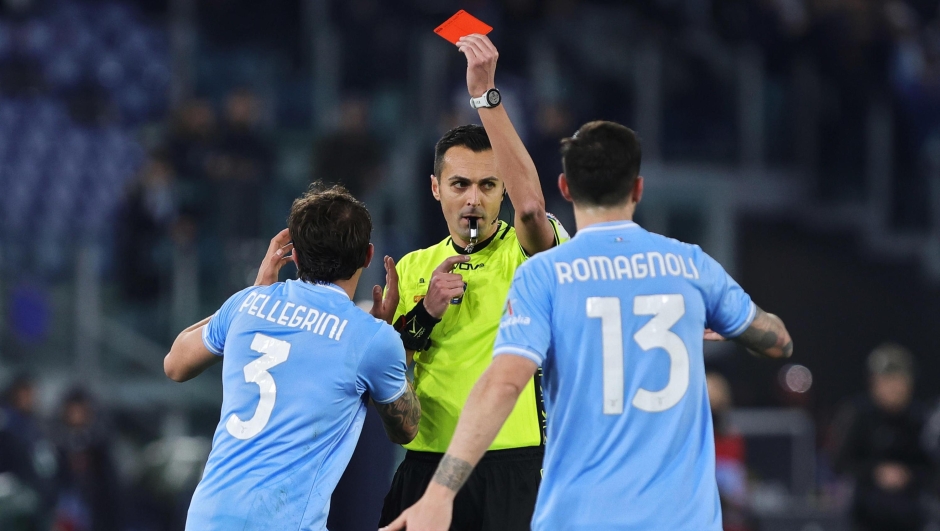 The referee Marco Di Bello shows the red card to Luca Pellegrini of Lazio during the Italian Serie A soccer match between SS Lazio and AC Milan at Olimpico Stadium in Rome, Italy, 1 March 2024. ANSA/FEDERICO PROIETTI