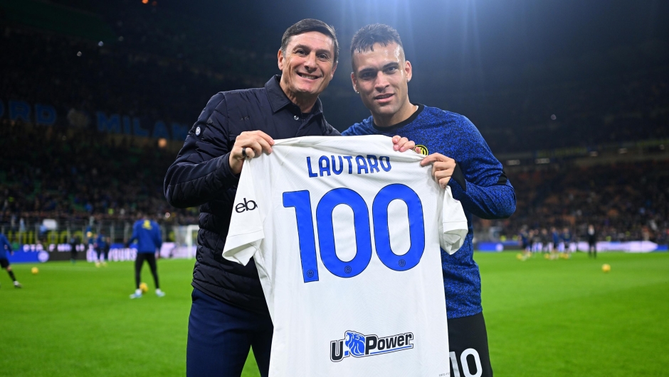 MILAN, ITALY - FEBRUARY 28: Lautaro Martinez of FC Internazionale celebrates 100 goals in a season with Javier Zanetti before the Serie A TIM match between FC Internazionale and Atalanta BC - Serie A TIM  at Stadio Giuseppe Meazza on February 28, 2024 in Milan, Italy. (Photo by Mattia Ozbot - Inter/Inter via Getty Images)