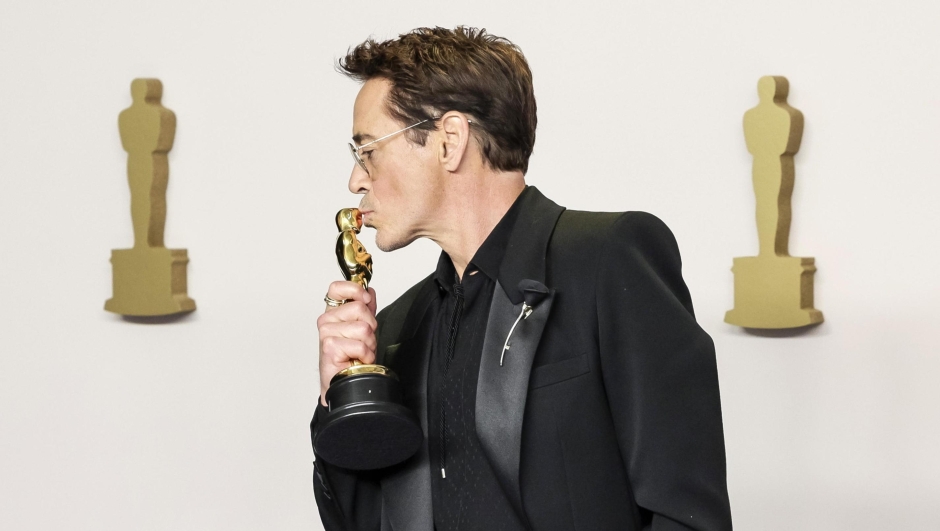 epaselect epa11213140 Robert Downey Jr., winner of the Oscar for Best Supporting Actor for 'Oppenheimer,' poses in the press room during the 96th annual Academy Awards ceremony at the Dolby Theatre in the Hollywood neighborhood of Los Angeles, California, USA, 10 March 2024. The Oscars are presented for outstanding individual or collective efforts in filmmaking in 23 categories.  EPA/ALLISON DINNER