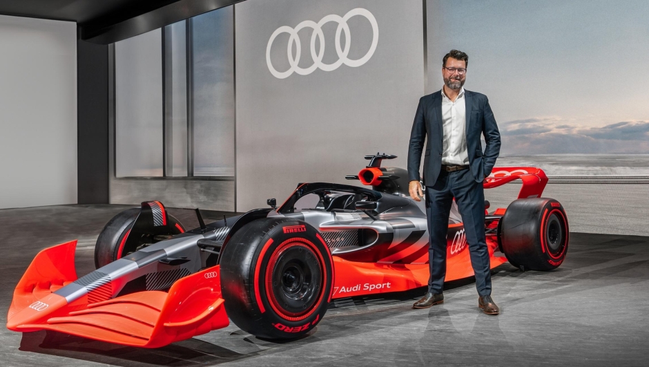 Oliver Hoffmann con la livrea provvisoria della Audi che debutterà in F1 nel 2026
