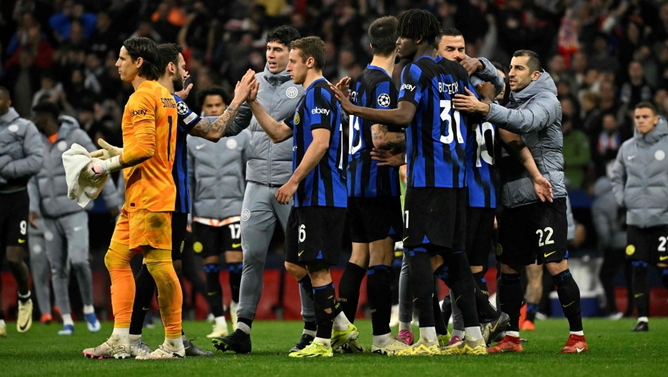 Inter Milan's players react after their defeat at the end of the UEFA Champions League last 16 second leg football match between Club Atletico de Madrid and Inter Milan at the Metropolitano stadium in Madrid on March 13, 2024. (Photo by JAVIER SORIANO / AFP)