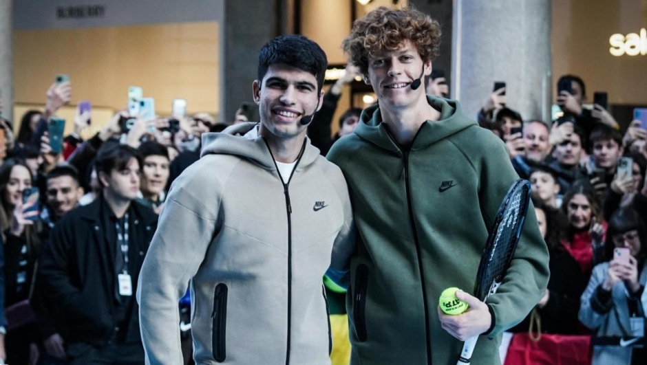 L'esibizione di Jannik Sinner (D) e Carlos Alcaraz per Atp tennis presso Nike Store in via Roma. Torino 10 novembre 2023 ANSA/TINO ROMANO