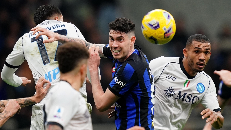 Inter?s Alessandro Bastoni  fights for the ball with Napoli?s Juan Jesusduring the Serie A soccer  match between Inter  and Napoli  at the San Siro Stadium in Milan , north Italy - Sunday , March 17, 2024. Sport - Soccer . (Photo by Spada/LaPresse)