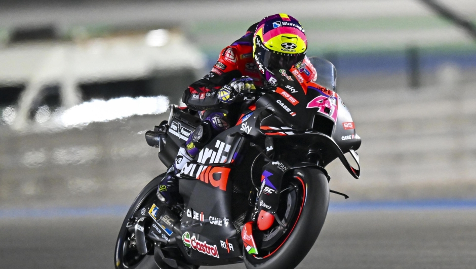 epa11209594 Spanish MotoGP rider Aleix Espargaro of Aprilia Racing in action during the sprint race of the Motorcycling Grand Prix of Qatar, in Doha, Qatar, 09 March 2024. The season-opening 2024 Motorcycling Grand Prix of Qatar will be held on 10 March.  EPA/NOUSHAD THEKKAYIL
