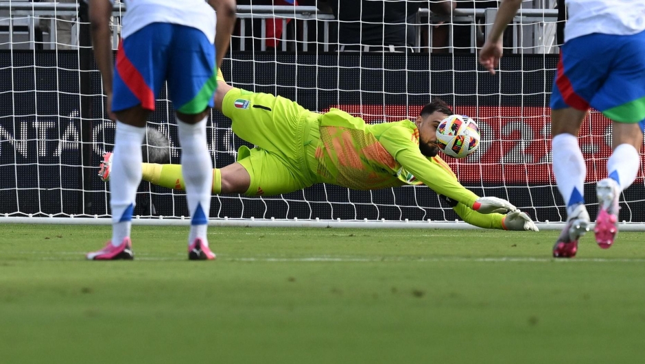 FORT LAUDERDALE, FLORIDA - MARCH 21: Gianluigi Donnarumma of Italy in action during the International Friendly match between Venezuela and Italy at Chase Stadium on March 21, 2024 in Fort Lauderdale, Florida.   Claudio Villa/Getty Images/AFP (Photo by CLAUDIO VILLA / GETTY IMAGES NORTH AMERICA / Getty Images via AFP)