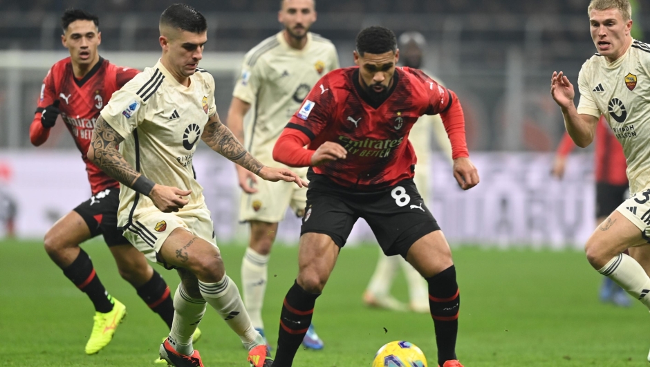 MILAN, ITALY - JANUARY 14:  Loftus Cheek of AC Milan competes for the ball with Gianluca Mancini of AS Roma during the Serie A TIM match between AC Milan and AS Roma - Serie A TIM  at Stadio Giuseppe Meazza on January 14, 2024 in Milan, Italy. (Photo by Claudio Villa/AC Milan via Getty Images)
