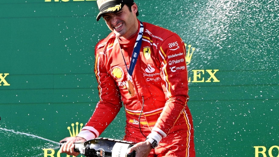 epa11240535 Ferrari's Charles Leclerc of Monaco (L) and Carlos Sainz of Spain celebrate second and first place respectively following the Australian Grand Prix 2024 at Albert Park Circuit in Melbourne, Australia 24 March 2024.  EPA/JOEL CARRETT AUSTRALIA AND NEW ZEALAND OUT