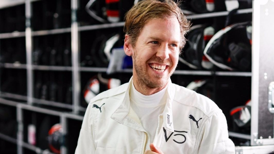 Sebastian Vettel sorride dopo il test della Porsche 963 ad Aragon