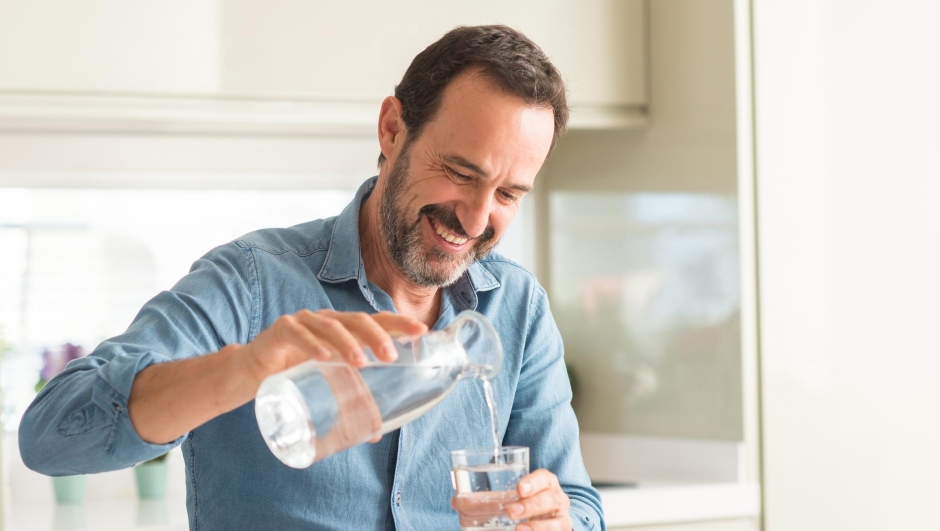 Bere acqua rende più felici, secondo uno studio