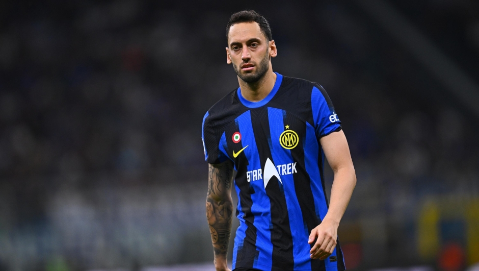MILAN, ITALY - APRIL 14: Hakan Calhanoglu of FC Internazionale, in action, looks on during the Serie A TIM match between FC Internazionale and Cagliari at Stadio Giuseppe Meazza on April 14, 2024 in Milan, Italy. (Photo by Mattia Ozbot - Inter/Inter via Getty Images)