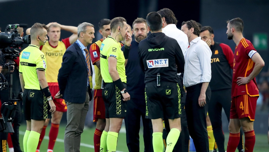 Discussions after the Evan N'Dicka injury during the Italian Serie A soccer match Udinese Calcio vs AS Roma at the Friuli - Dacia Arena stadium in Udine, Italy, 14 April 2024. ANSA / GABRIELE MENIS