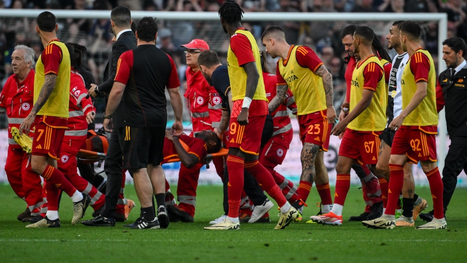 UDINE, ITALY - APRIL 14: Evan Ndicka of AS Roma injured during the Serie A TIM match between Udinese Calcio and AS Roma at Dacia Arena on April 14, 2024 in Udine, Italy. (Photo by Fabio Rossi/AS Roma via Getty Images) (Photo by Fabio Rossi/AS Roma via Getty Images)