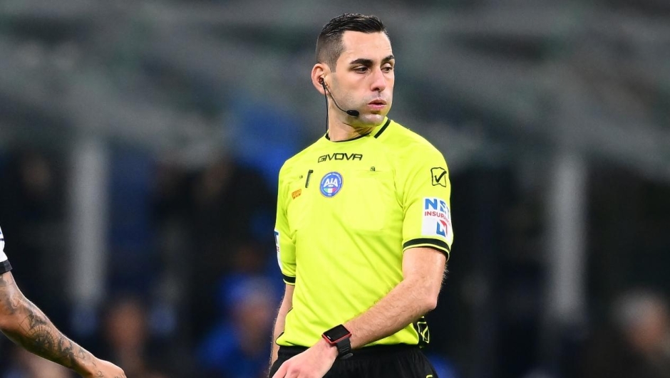 MILAN, ITALY - FEBRUARY 28:  Referee Andrea Colombo in action during the Serie A TIM match between FC Internazionale and Atalanta BC - Serie A TIM  at Stadio Giuseppe Meazza on February 28, 2024 in Milan, Italy. (Photo by Mattia Pistoia - Inter/Inter via Getty Images)