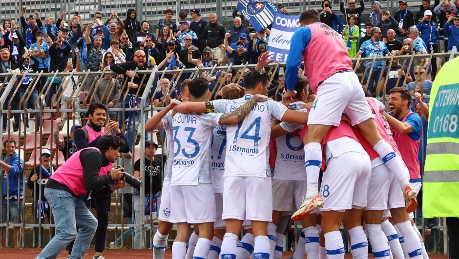 celebrates after scoring the goal 2-4 during the Serie B soccer match between Feralpisalo and Como at the Leonardo Garilli Stadium in Piacenza, north Italy - Saturday, April 20, 2024. Sport - Soccer (Photo by Valentina Renna/Lapresse)