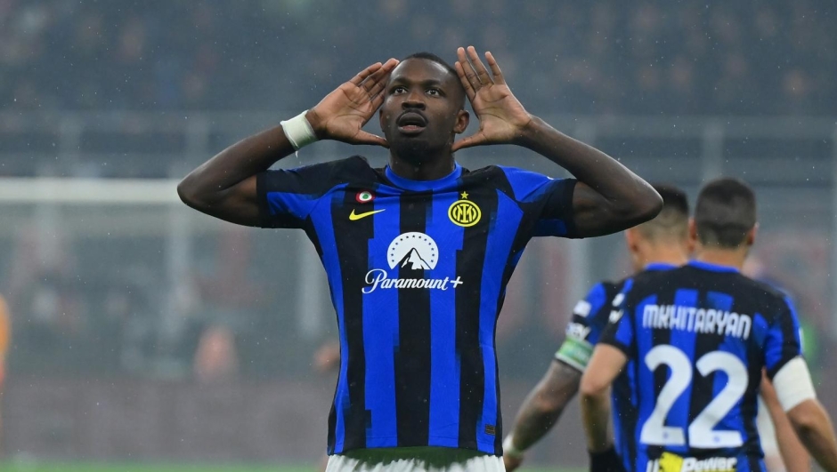MILAN, ITALY - APRIL 22: Marcus Thuram of FC Internazionale celebrates after scoring his team's second goal during the Serie A TIM match between AC Milan and FC Internazionale at Stadio Giuseppe Meazza on April 22, 2024 in Milan, Italy. (Photo by Mattia Pistoia - Inter/Inter via Getty Images)