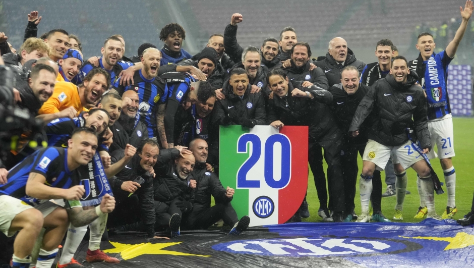 Inter Milan's head coach Simone Inzaghi, center right, celebrates with his teammate at the end of the Serie A soccer match between AC Milan and Inter Milan at the San Siro stadium in Milan, Italy, Monday, April 22, 2024. (AP Photo/Luca Bruno)