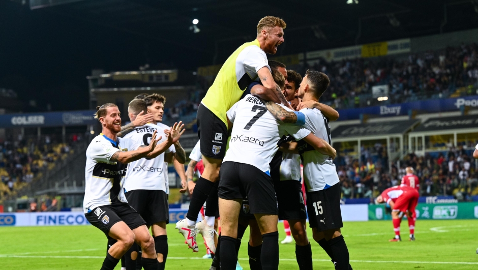 PARMA, ITALY - SEPTEMBER 27: Parma Calcio celebration during the Serie B match between Parma Calcio and Bari at Ennio Tardini on September 27, 2023 in Parma, Italy. (Photo by Andrea Cantini/Parma Calcio 1913/Parma Calcio 1913 via Getty Images)