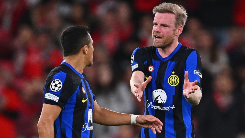 LISBON, PORTUGAL - NOVEMBER 29:  Davy Klaassen of FC Internazionale reacts with Alexis Sanchez of FC Internazionale during the UEFA Champions League match between SL Benfica and FC Internazionale at Estadio do Sport Lisboa e Benfica on November 29, 2023 in Lisbon, Portugal. (Photo by Mattia Ozbot - Inter/Inter via Getty Images)