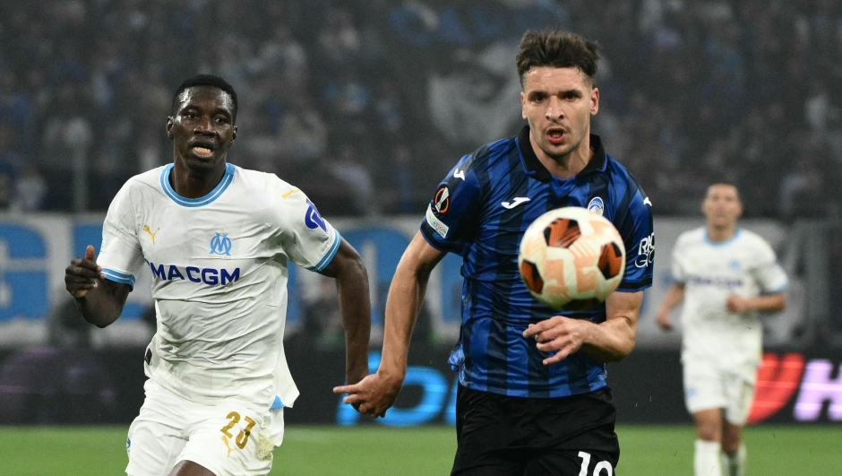 Atalanta's Albanian defender #19 Berat Djimsiti (R) and Marseille's Senegalese forward #23 Ismaila Sarr (L) chase the ball during the UEFA Europa League semi-final first leg football match between Olympique de Marseille (OM) and Atalanta at the Stade Velodrome in Marseille, southern France, on May 2, 2024. (Photo by CHRISTOPHE SIMON / AFP)