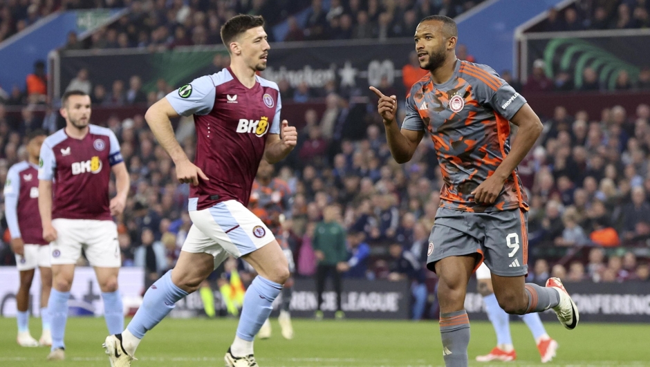 epa11315240 Ayoub El Kaabi (R) of Olympiacos celebrates after scoring the 2-3 lead from the penalty spot during the UEFA Europa League semi final, 1st leg match between Aston Villa and Olympiacos Piraeus in Birmingham, Britain, 02 May 2024.  EPA/ADAM VAUGHAN